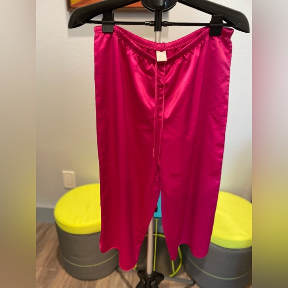 Cabernet | Medium | Hot Pink | Sleep Set | Silky (100% Polyester) | Capri Length - Picture 4 of 9